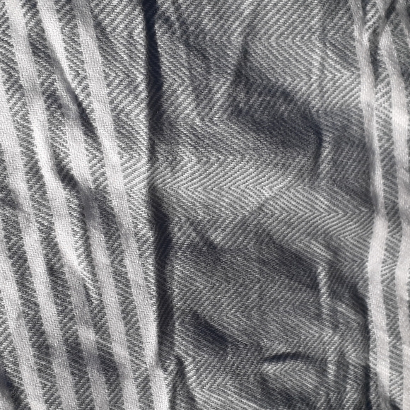 Woolrich Classic Grey And White Striped Comfy Soft Lightweight Throw Blanket - Picture 5 of 7